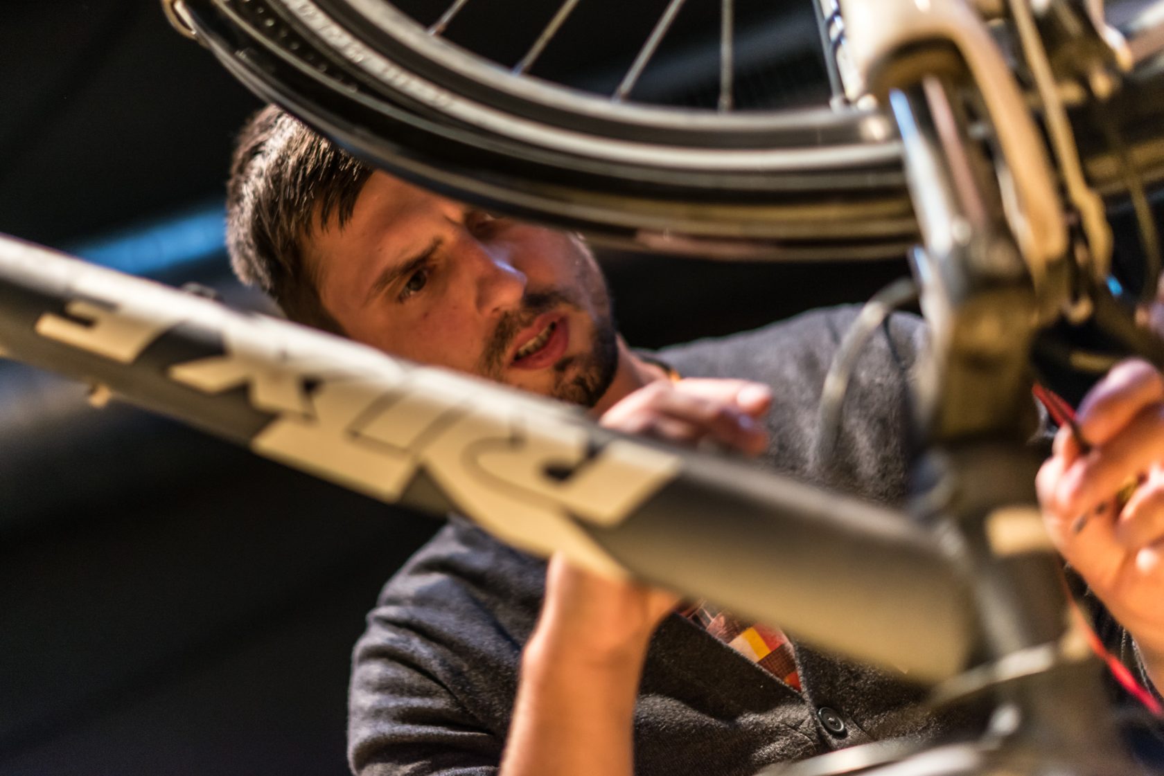 Fahrräder reparieren bei Repair Cafe des Salzburger Seenland