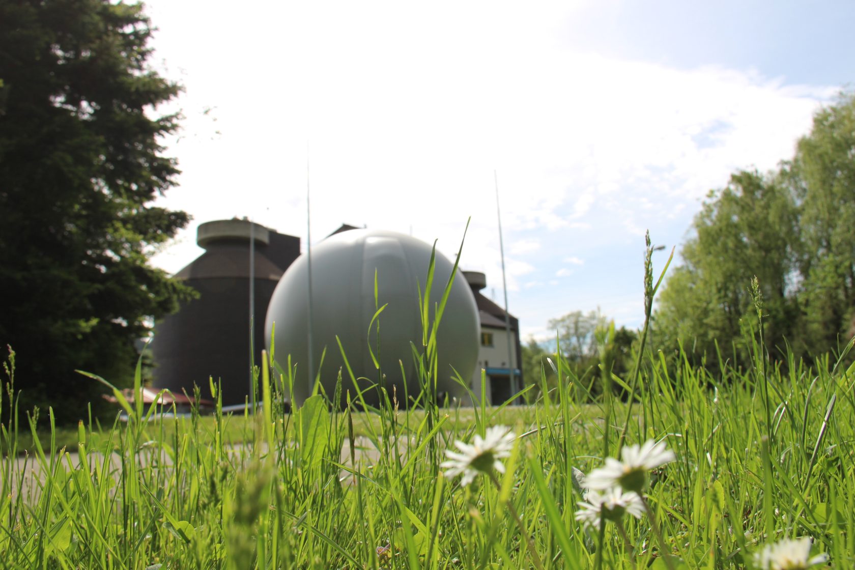 Faultürme und Biogasspeicher der Kläranlage Kapfenberg